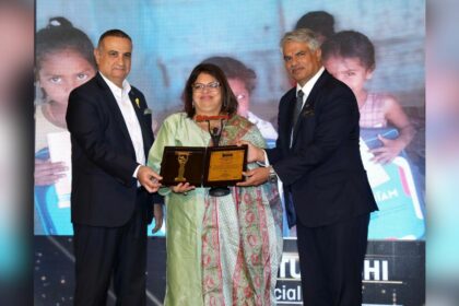 Neetu Joshi of MIAM NGO received Newsmakers Achievers Award 2024 for Best Social Worker.