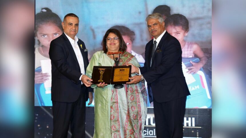 Neetu Joshi of MIAM NGO received Newsmakers Achievers Award 2024 for Best Social Worker.